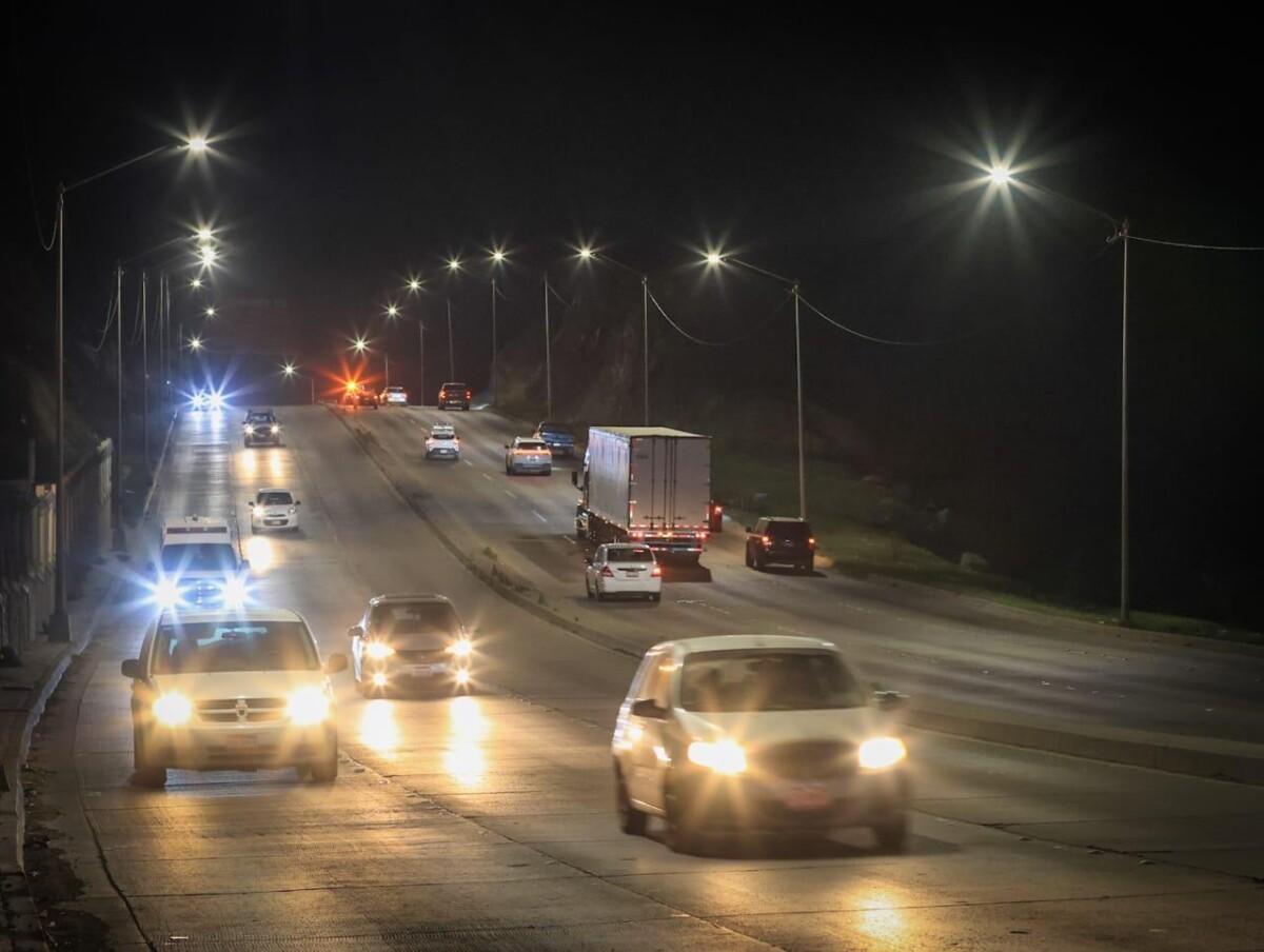 Refuerza Gobierno Municipal de Tijuana iluminación urbana con instalación de 119 luminarias LED en Vía Rápida Oriente