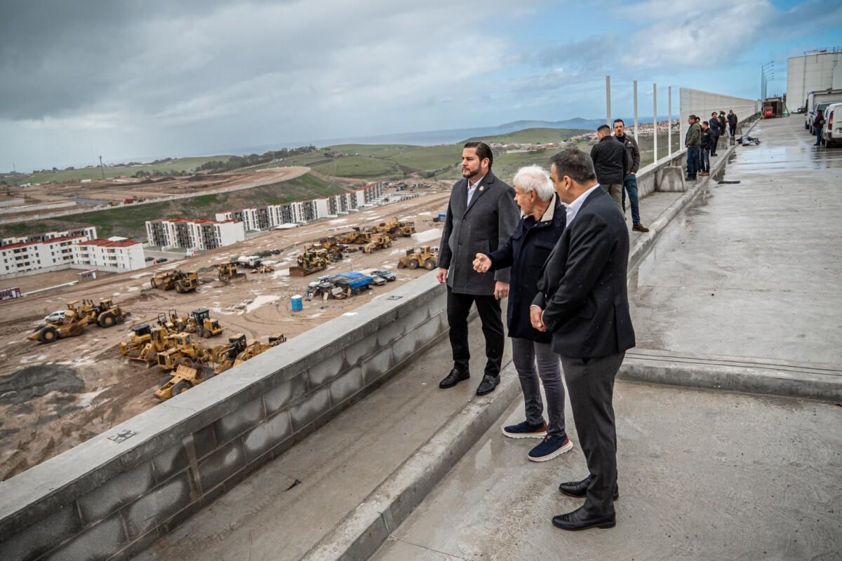 Participa Ismael Burgueño Ruiz en la colocación de la primera piedra del nuevo complejo industrial y proyecto de departamentos en Santa Fe