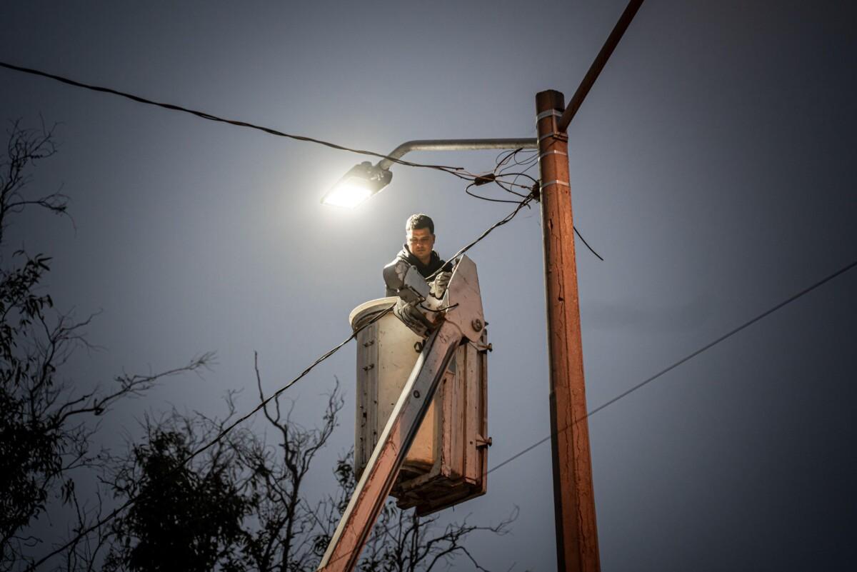 SUPERVISA ISMAEL, BURGUEÑO INSTALACIÓN DE 120 LUMINARIAS LED EN INFONAVIT LOMAS VERDES