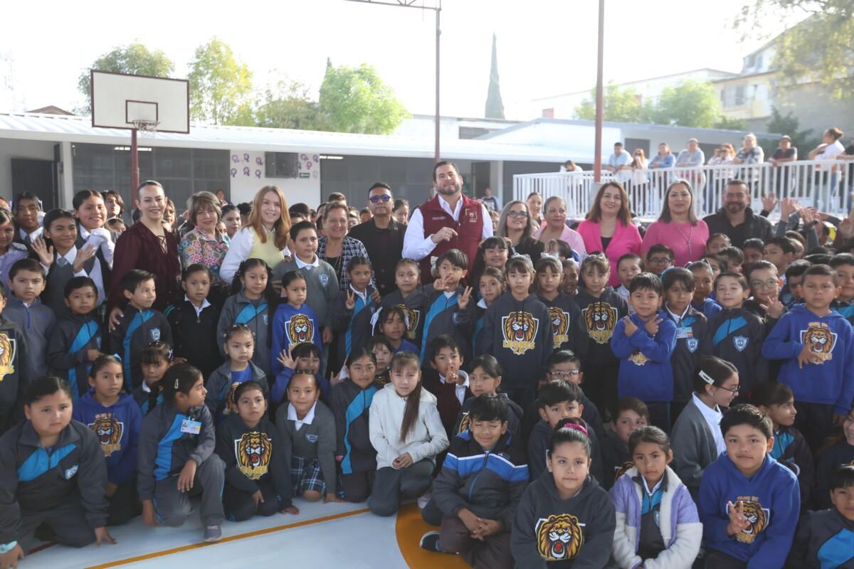 Entrega presidente municipal Ismael Burgueño material para reforzar la infraestructura en la Escuela Primaria Municipal ‘Club de Leones’