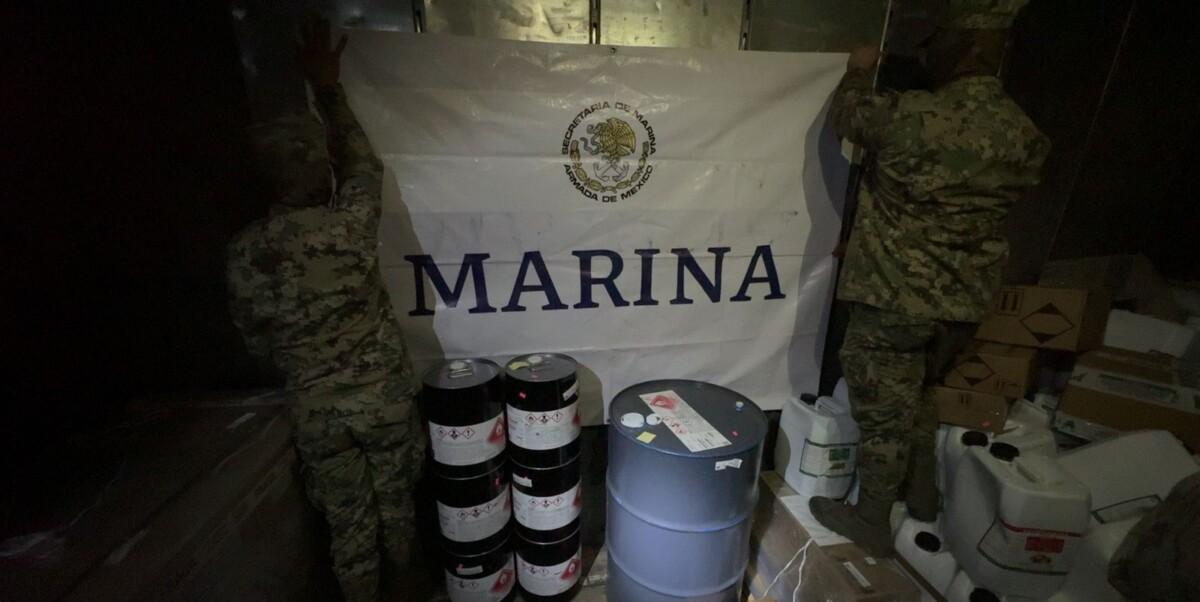 Marina asegura aproximadamente 314 litros de precursores químicos, en el Recinto Portuario de Topolobampo, Sinaloa