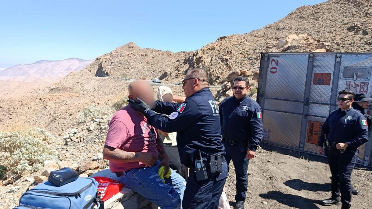 FUERZA ESTATAL BRINDA AUXILIO INMEDIATO A PERSONAS LESIONADAS TRAS VOLCADURA EN CARRETERA LA RUMOROSA