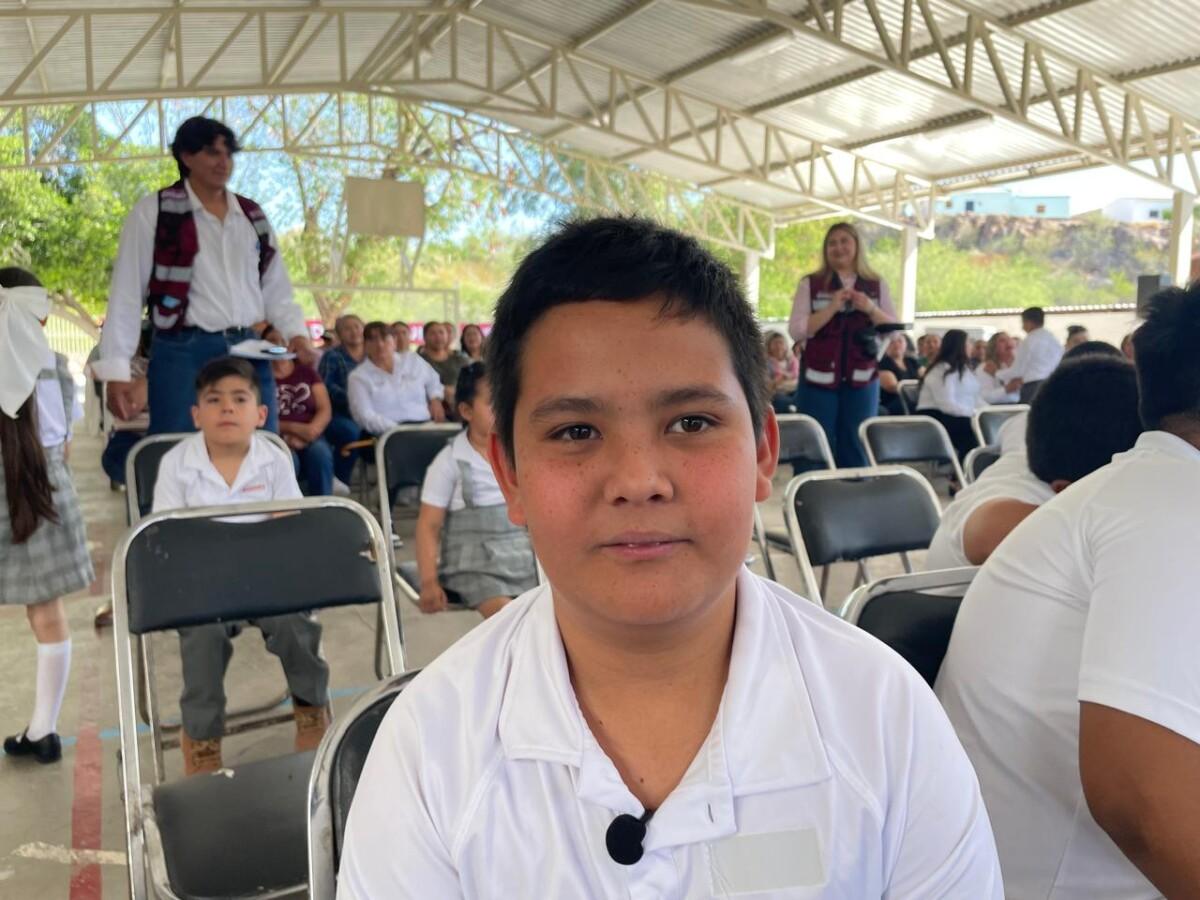 Agradecen alumnos de San Pedro de la Cueva a Gobernador Durazo por entrega de becas