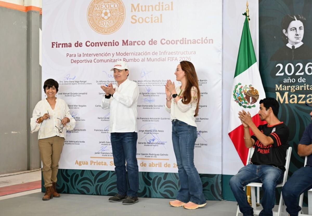 Agradecen familias de Agua Prieta a gobernador Durazo por entrega de escrituras