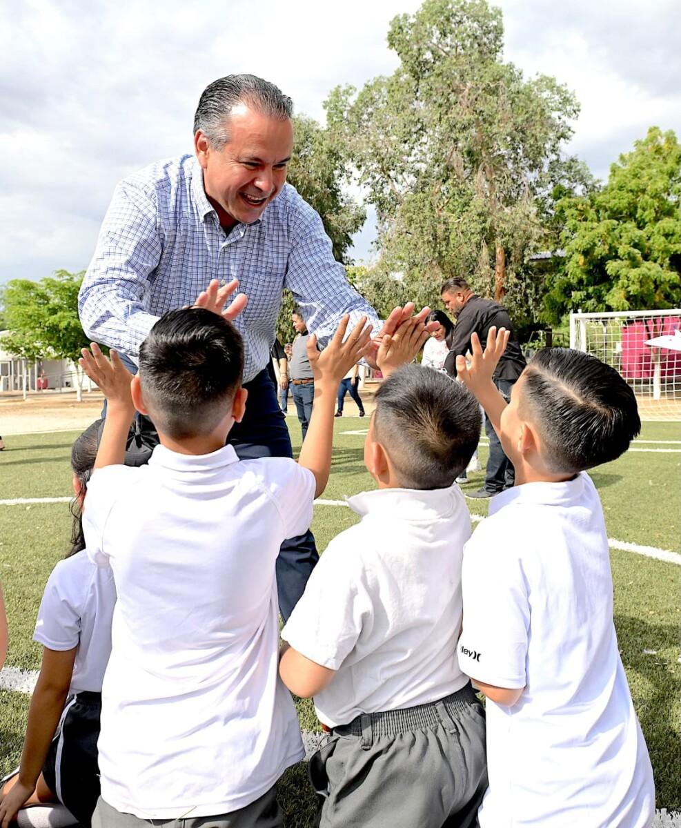 Hace equipo Toño Astiazarán a favor del deporte con la entrega de cancha de futbol en Las Lomas