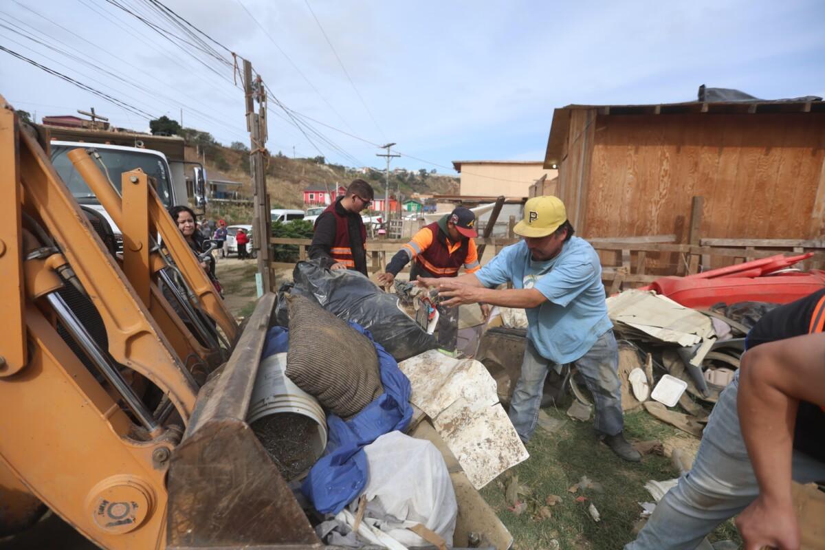 REFUERZA XXV AYUNTAMIENTO DE TIJUANA LIMPIEZA URBANA CON RETIRO DE 26 TONELADAS DE BASURA EN TRES DELEGACIONES