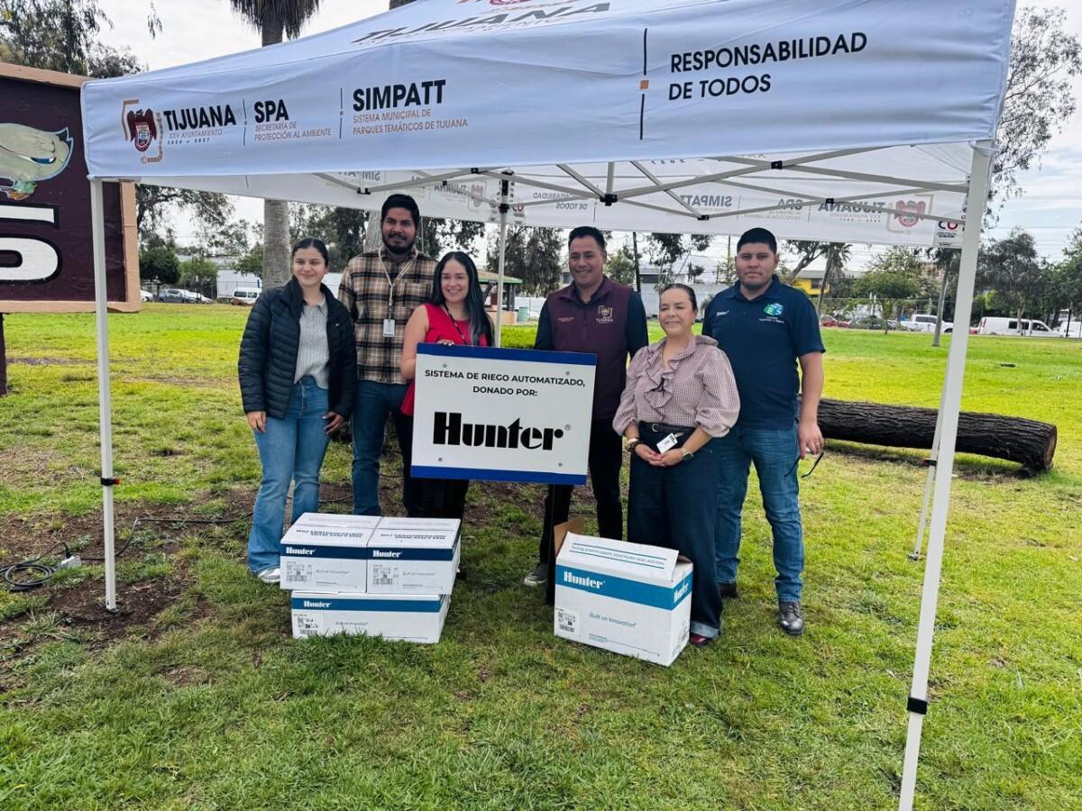 Recibe Gobierno Municipal donación de aspersores por parte de Industrias Hunter para fortalecer áreas verdes del Parque de la Amistad