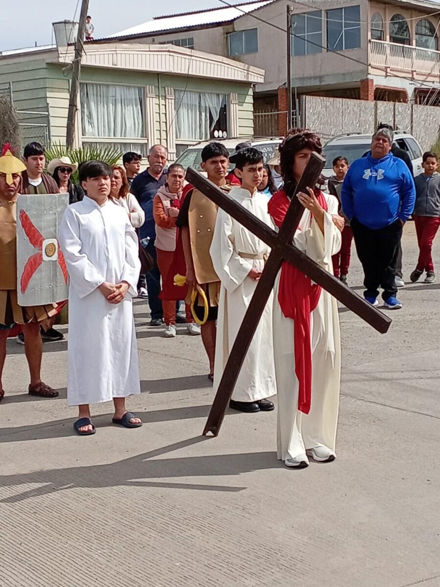 JOVENES CATÓLICOS PARTICIPARON EL TRADICIONAL VIACRUCIS CELEBRADO EN PLAYAS DE ROSARITO
