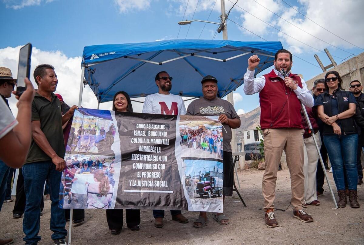 Inaugura Ismael Burgueño obra de electrificación en la colonia El Manantial