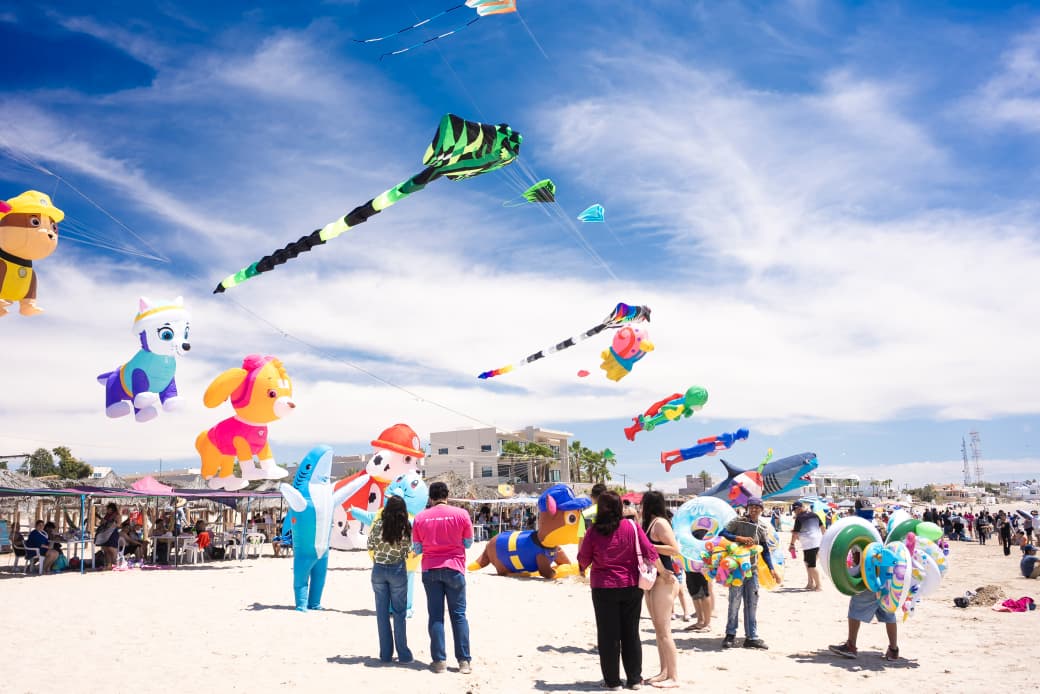 Viste Sky Fest de colores el cielo de Bahía de Kino con papalotes gigantes