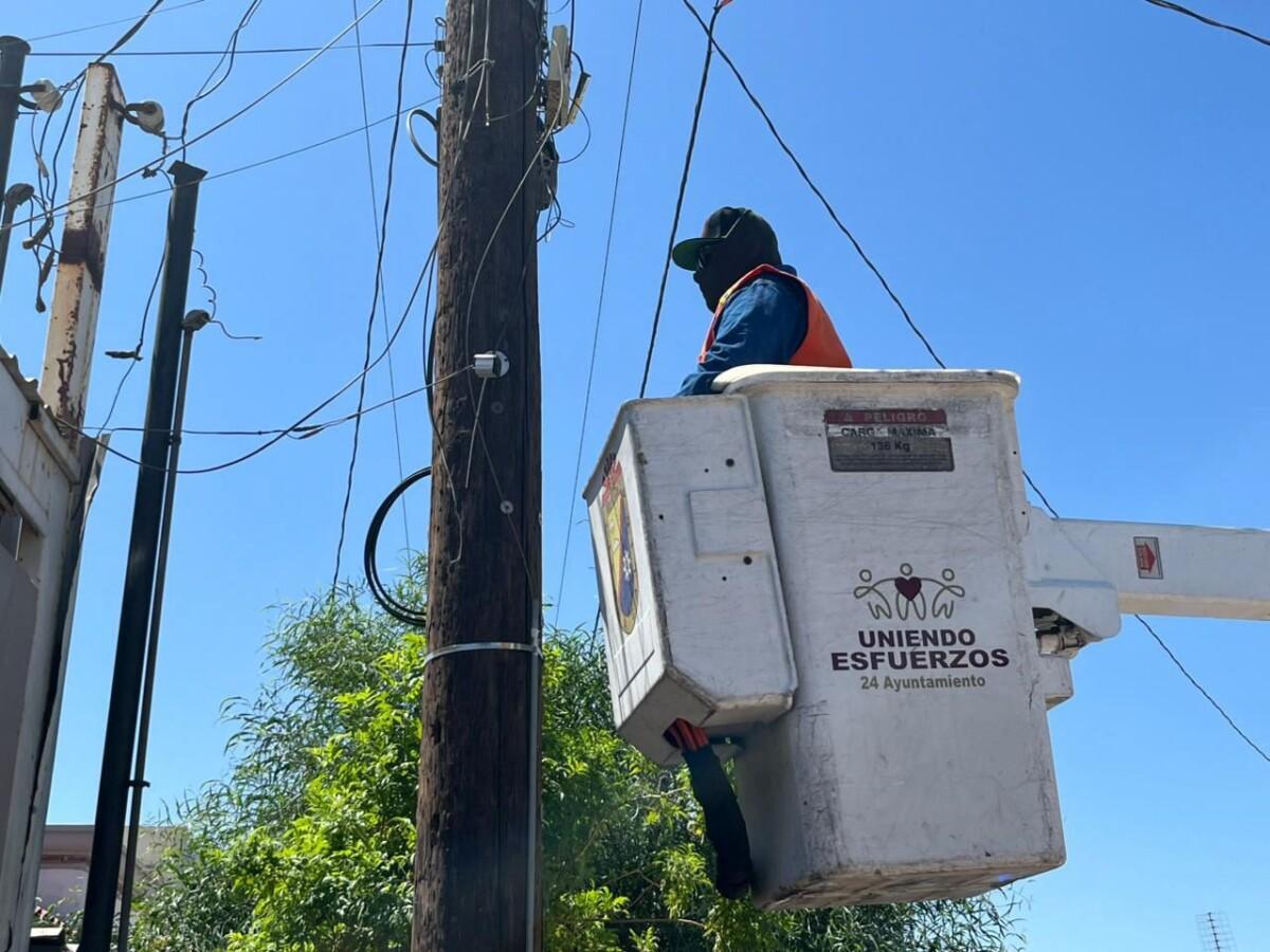 RETIRAN FUERZAS DE SEGURIDAD DOCE CÁMARAS DE VIDEOVIGILANCIA IRREGULARES EN MEXICALI