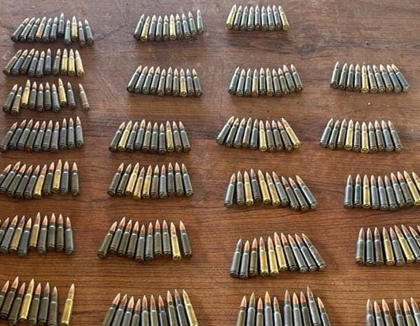 Localizan Policía Estatal y Defensa vehículo robado con armamento en Yécora