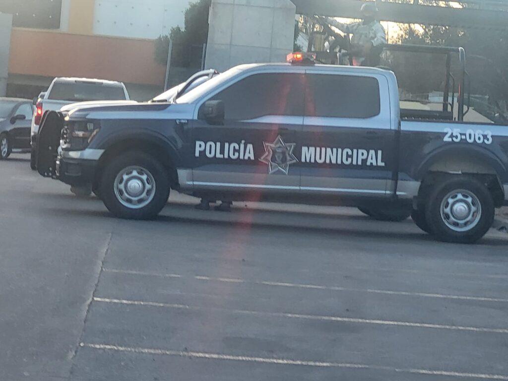 DEJAN CUERPO EN AUTO CON NARCOMENSAJE REMOLCADO DE PRESIDENCIA Y FÉTIDOS OLORES