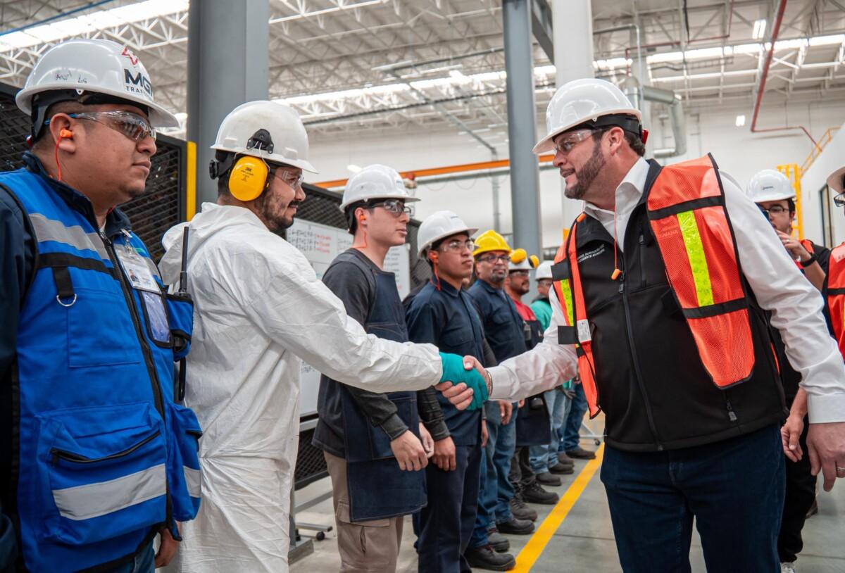 COLOCA ISMAEL BURGUEÑO DISTINTIVO EMPRESA ACORDE A INDUSTRIAS ELÉCTRICAS AG