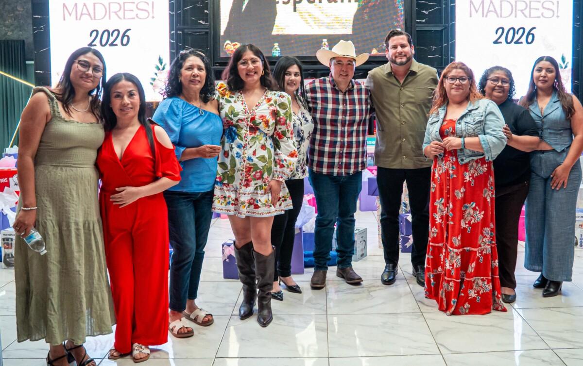 Asiste Ismael Burgueño a festejo del Día de las Madres
