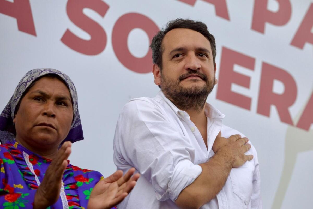 ANDY LÓPEZ BELTRÁN EN  CHIHUAHUA DURANTE LA ANIFESTACIÓN DE REPUDIO A LA GOBERNADORA MARU CAMPOS, ÚTILIZANDO A LOS NATIVOS