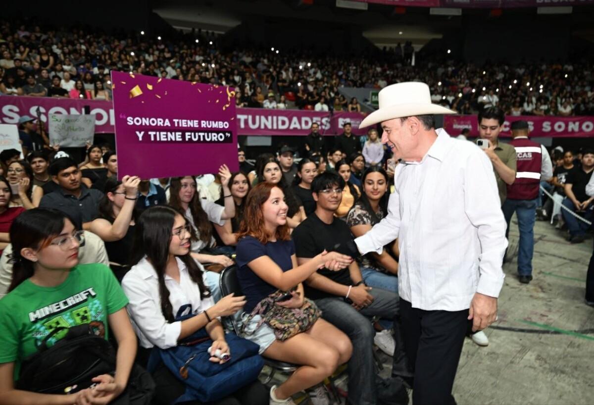 Gobernador Durazo respalda el futuro de los jóvenes con más de 18 mil becas entregadas en Hermosillo