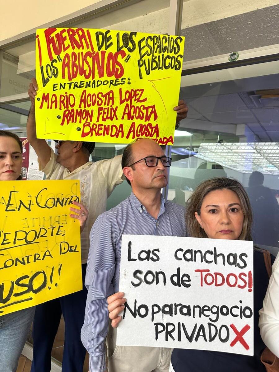 EXIGEN VECINOS DE LOMAS HIPODROMO DESALOJO DE CANCHA USADA POR ACADEMIA DE BASQUETBOL PRIVADA