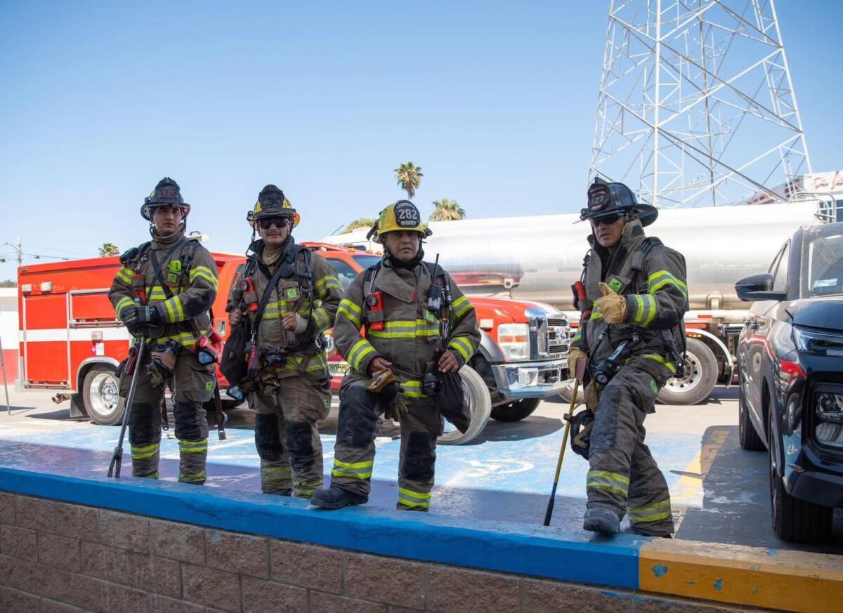 Sobre el paro de Bomberos, el Ayuntamiento de Rosarito informa que los servicios de atención a emergencias, a cargo de la Dirección de Protección Civil y Bomberos, continúan operando de manera permanente en todo el municipio.