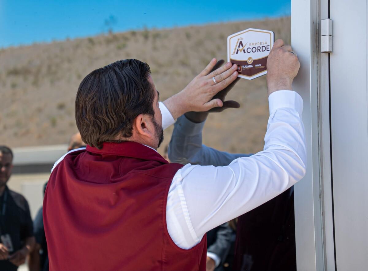 COLOCA ISMAEL BURGUEÑO RUIZ DISTINTIVO ACORDE A EMPRESA ESSILOR LUXOTTICA MÉXICO