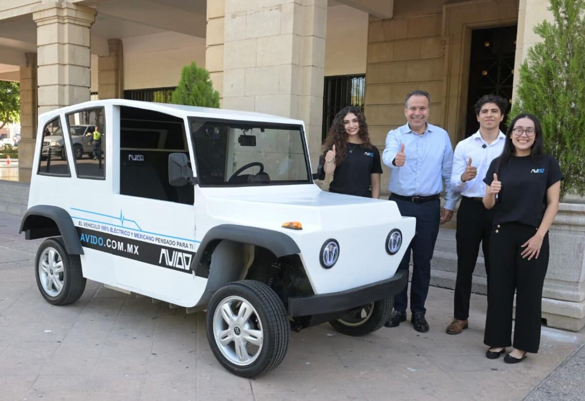 Reconoce Toño Astiazarán a jóvenes creadores de vehículo eléctrico AVIDO
