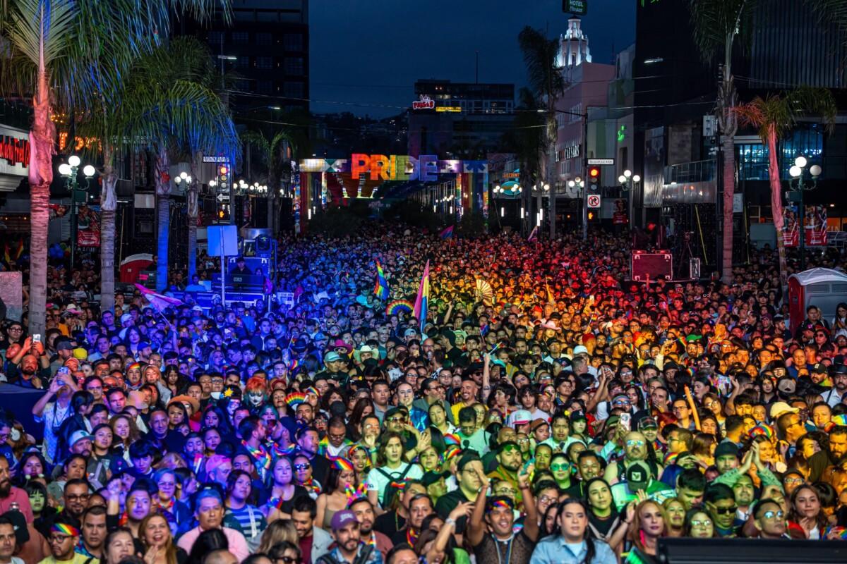 MILES DE PARTICIPANTES EN LA MARCHA DEL ORGULLO GEY