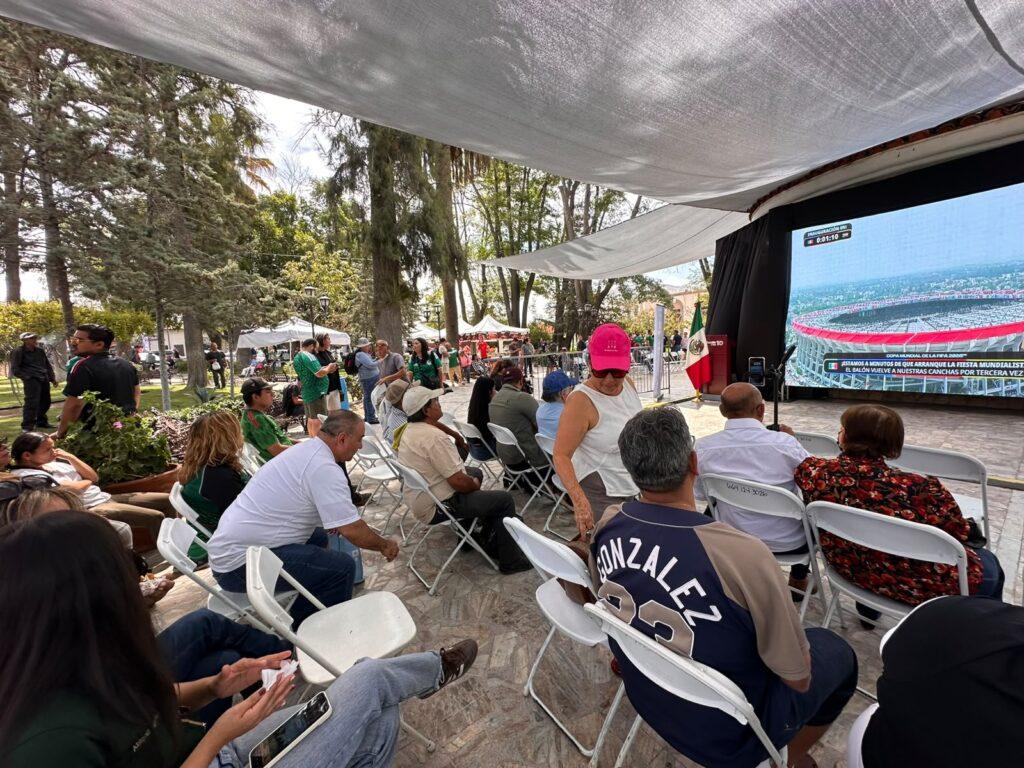 GRAN ALGARABIA POR EL TRIUNFO DE MEXICOALCALDE ROMAN COTA, INSTALÓ PANTALLAS