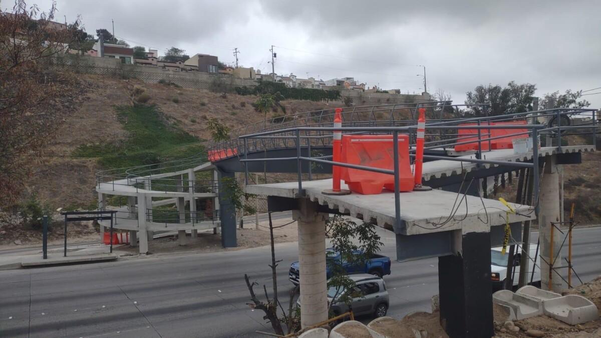 Exhorta Gobierno de Tijuana evitar el uso puente peatonal en construcción sobre el bulevar Rosas Magallón
