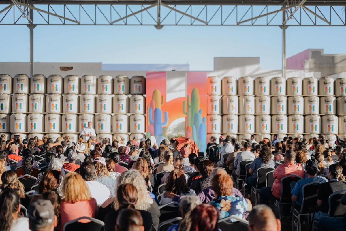 Beneficia Toño Astiazarán a más de 3 mil familias con tinacos gratuitos ya instalados en sus hogares