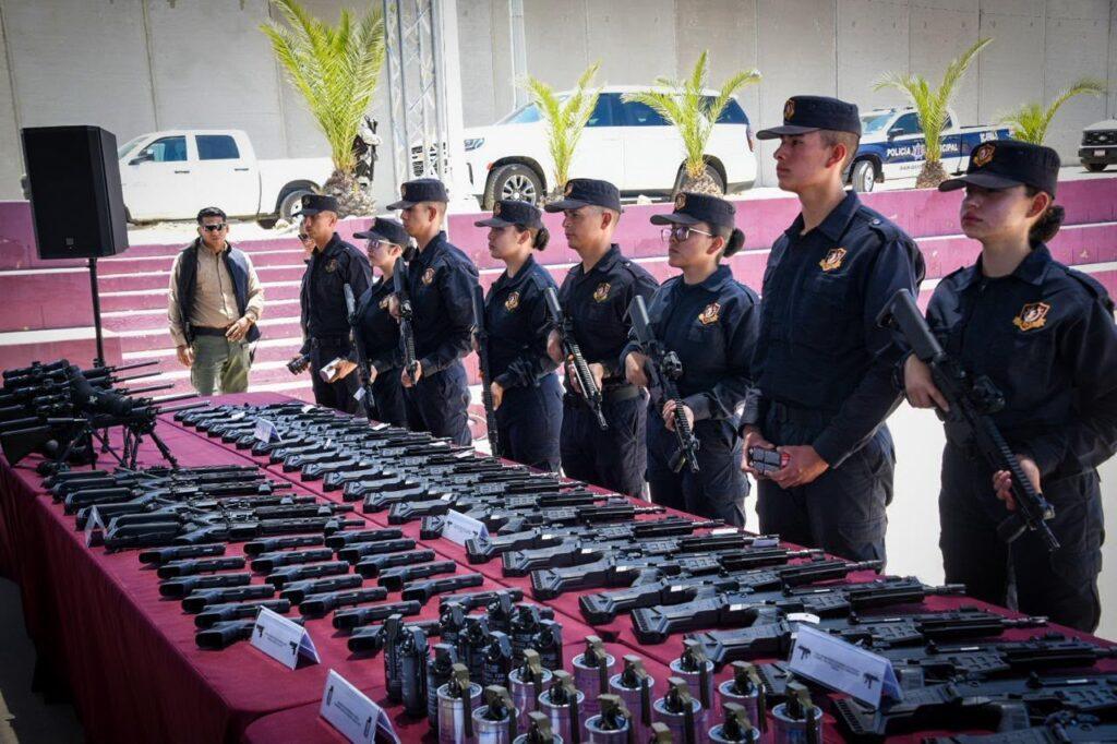 ENTREGAN ARMAS Y EQUIPO BALÍSTICO 