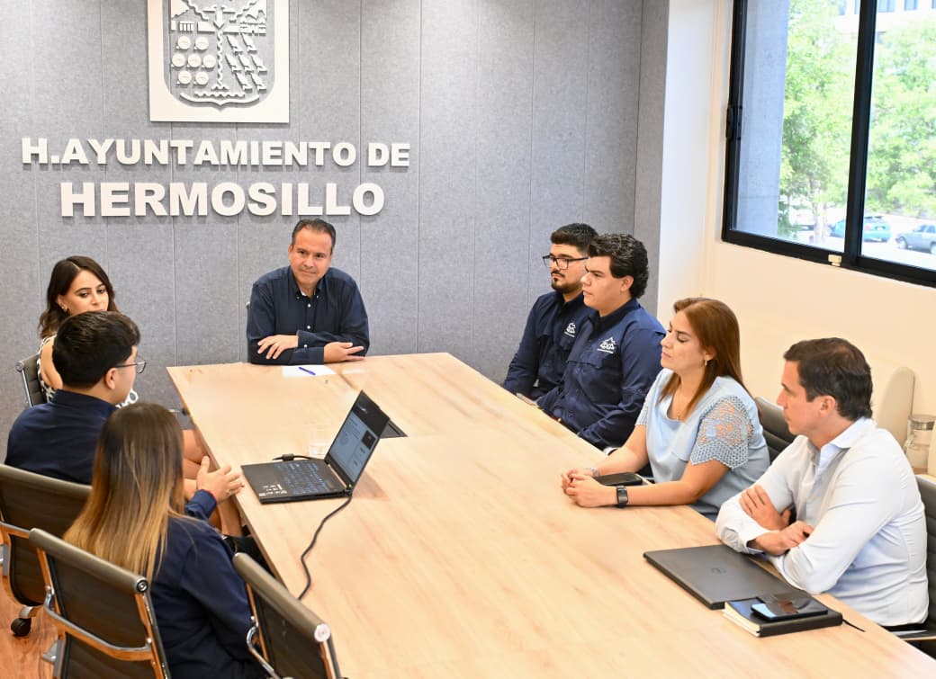 Apoya Toño Astiazarán a estudiantes que construyen prototipo de vehículo todoterreno a control remoto