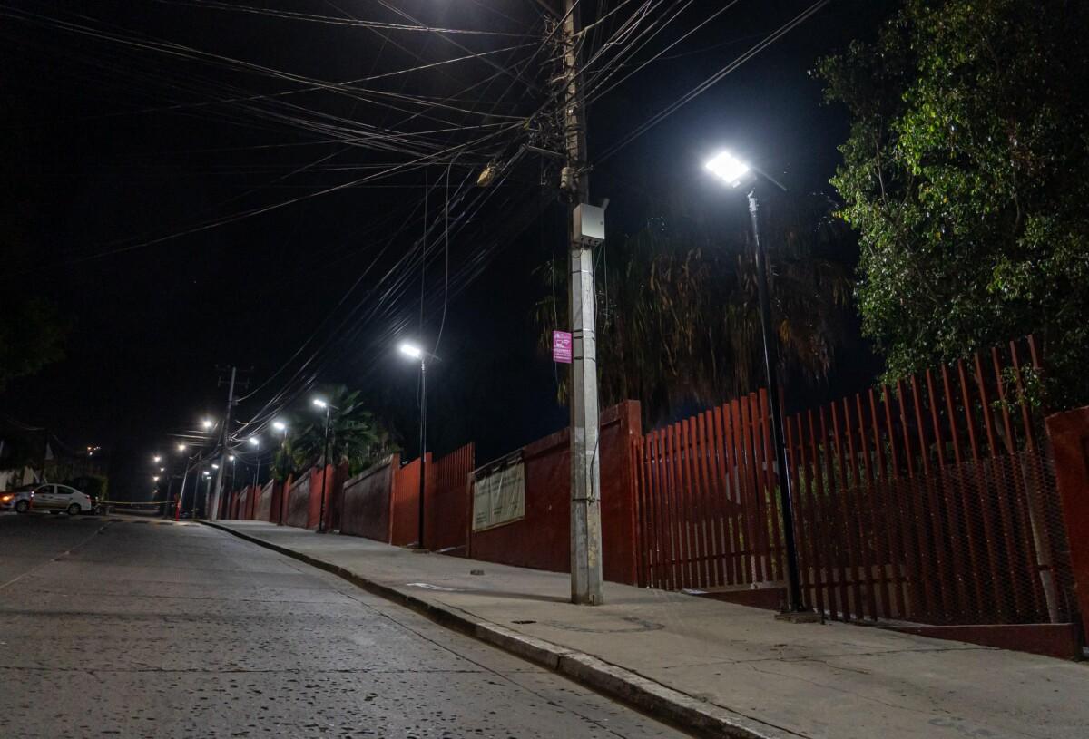 CEBETIS 237 DE LA COLONIA MARIANO MATAMOROS, CUENTA YA CON AMPLIA ILUMINACIÓN