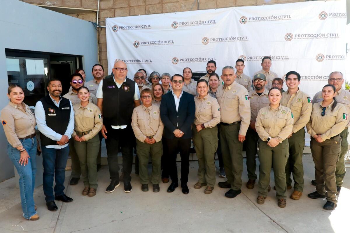 ENTREGA ABDIEL GUTIÉRREZ CORONADO PAQUETES DE UNIFORMES A PERSONAL DE PROTECCIÓN CIVIL