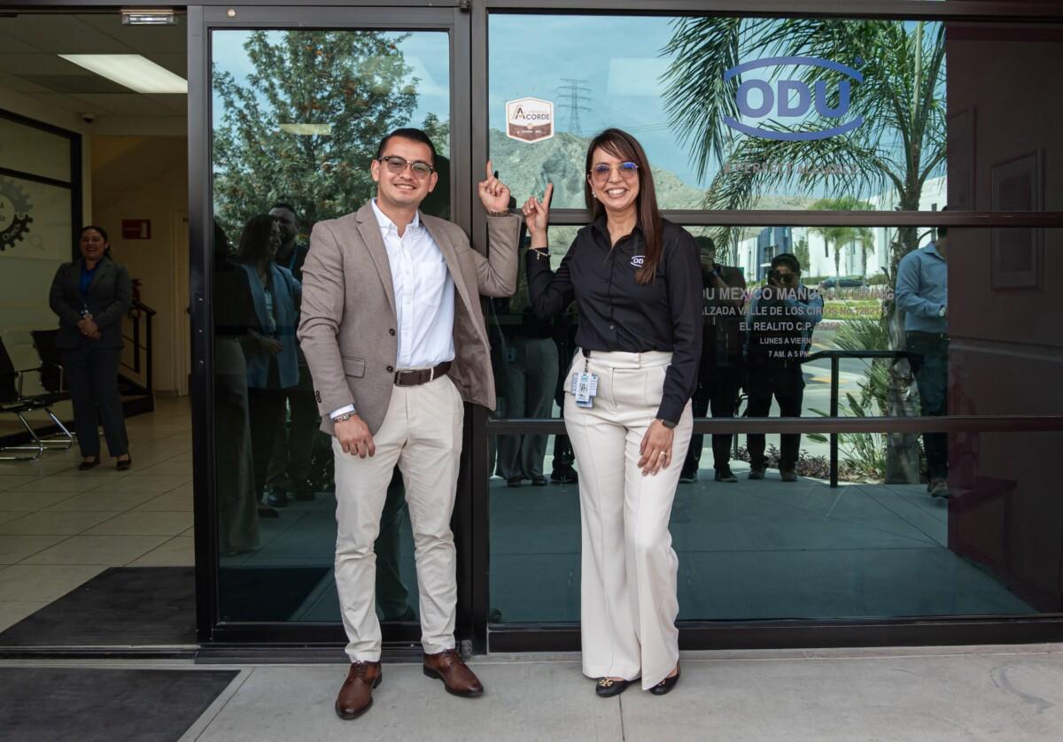 Coloca alcalde Abdiel Gutiérrez Distintivo ACORDE en la empresa ODU México Manufacturing