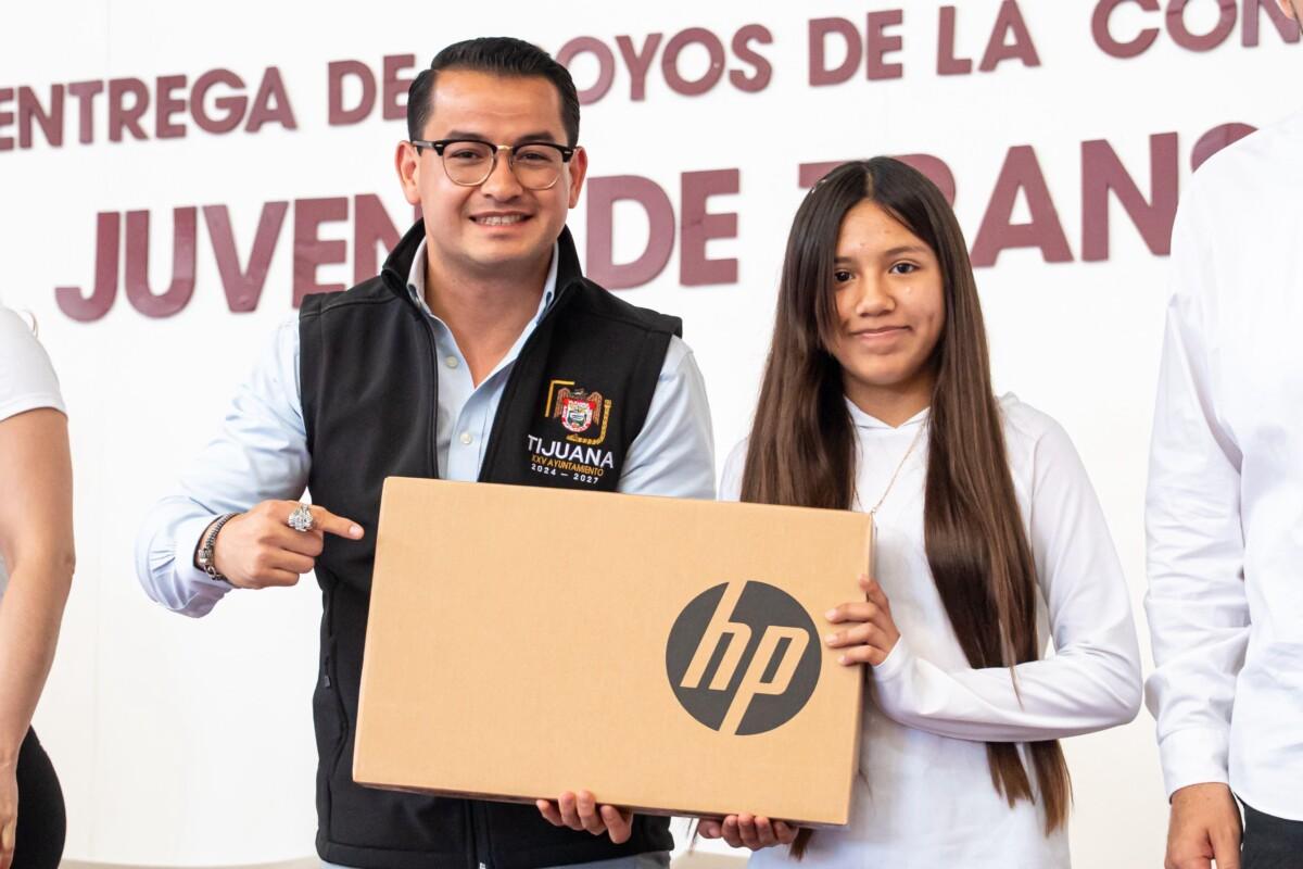 ENTREGA ALCALDE ABDIEL Z APOYOS DE LA CONVOCATORIA “Ira. Brigada Juvenil de Transformación Digital”