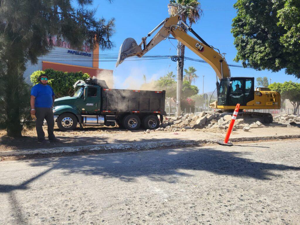 ARRANCA PAVIMENTACIÓN DE BLRD ENCINOS MAQUINARIA LEVANTAN CONCRETO DAÑADO