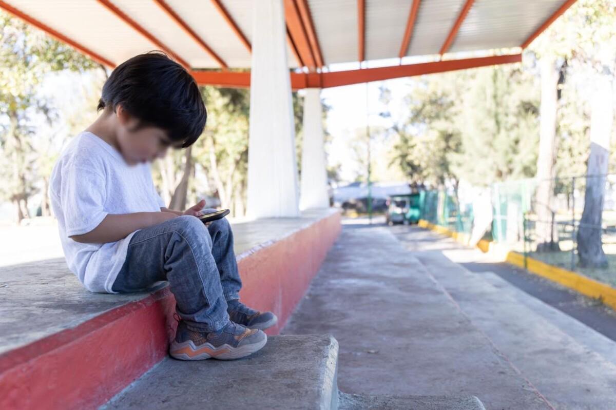 DEPRESIÓN, FATIGA CRÓNICA Y ANSIEDAD A USO EXCESIVO DE CELULAR