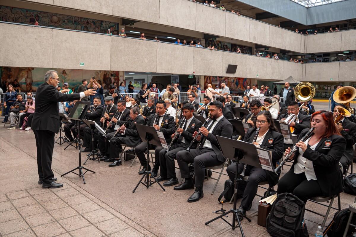 Entrega Abdiel Gutiérrez Coronado sacos institucionales a la banda de música del Ayuntamiento de Tijuana