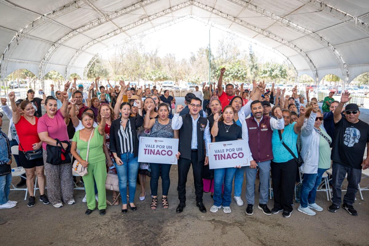 ENTREGA ALCALDE ABDIEL GUTIÉRREZ, TINACOS A FAMILIAS DE LA DELEGACIÓN LA PRESA ABELARDO L. RODRÍGUEZ