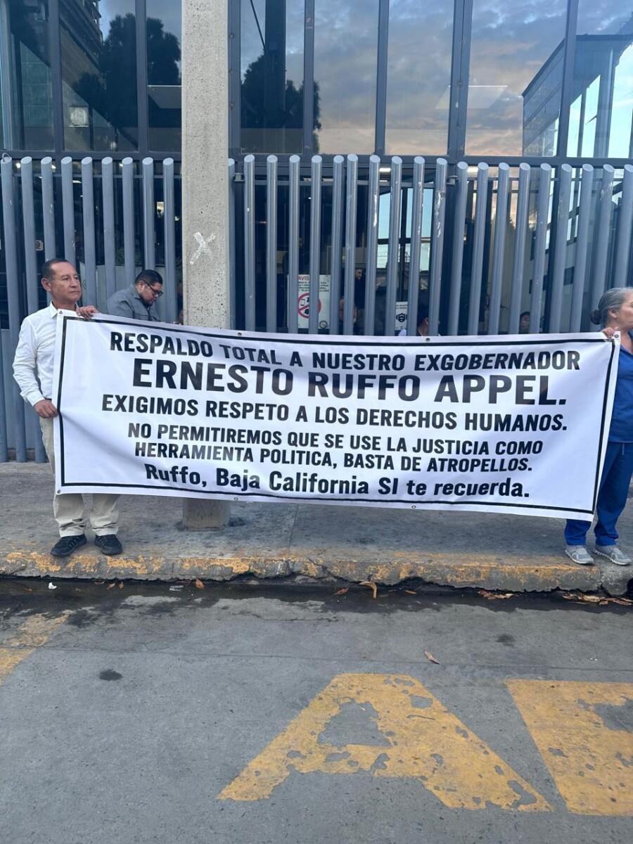 DEMANDAN LA LA LIBERACIÓN INMÉDIATA DEL EX GOBERNADOR ERNESTO RUFO APPEL, CIUDADANOS SE CONCENTRARON FRENTE A LAS OFICINAS DE LA FISCALÍA GENERAL DE LA REPÚBLICA PARA DENUNCIAR JUSTICIA SELECTIVA Y AMAÑADA