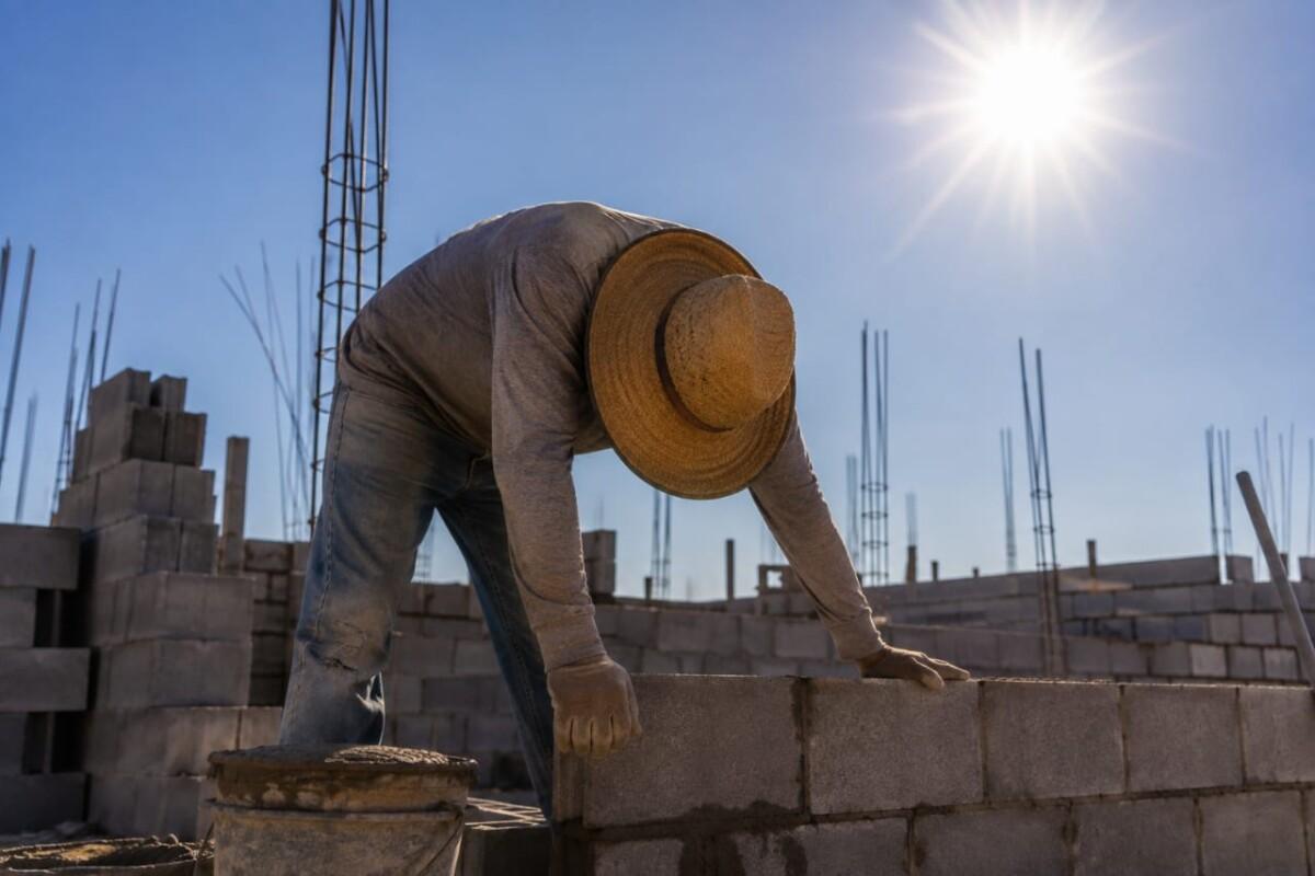 Exhorta Salud Sonora a los hombres a protegerse del calor por mayor riesgo de afectaciones